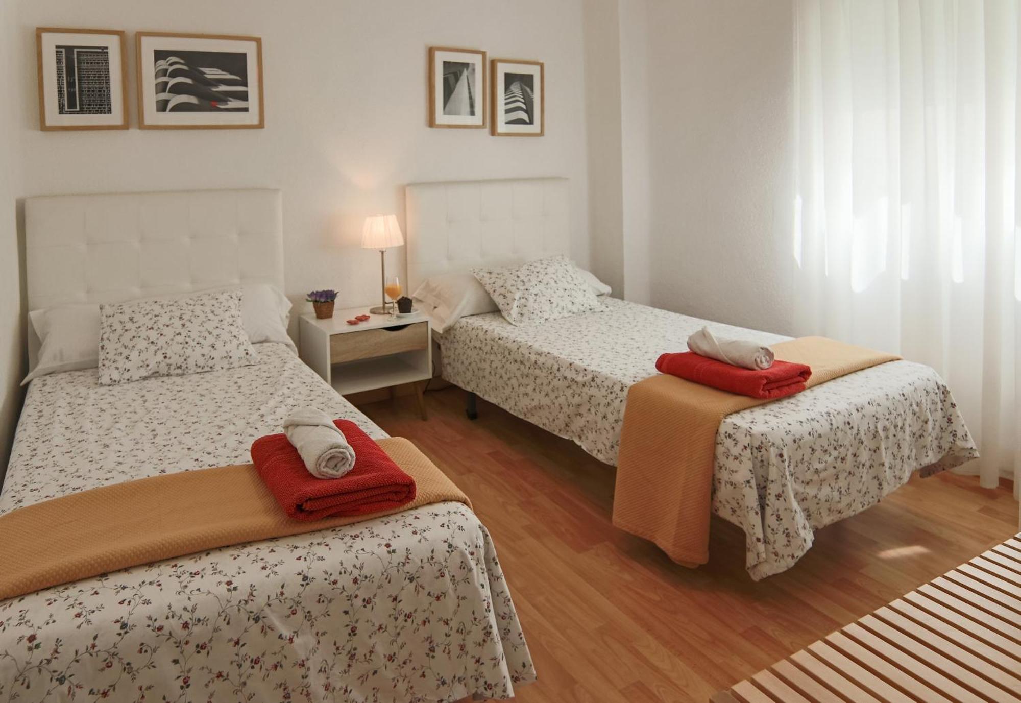 LUMINOSO. COMODO. ACOGEDOR. WIFI. Junto a AVE Valenza Esterno foto